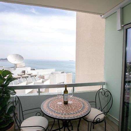 Palmove Luxurious Beachfront Apt Larnaca Bagian luar foto