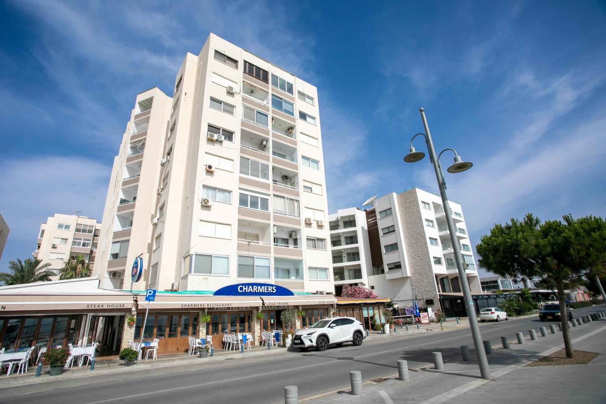 Palmove Luxurious Beachfront Apt Larnaca Bagian luar foto