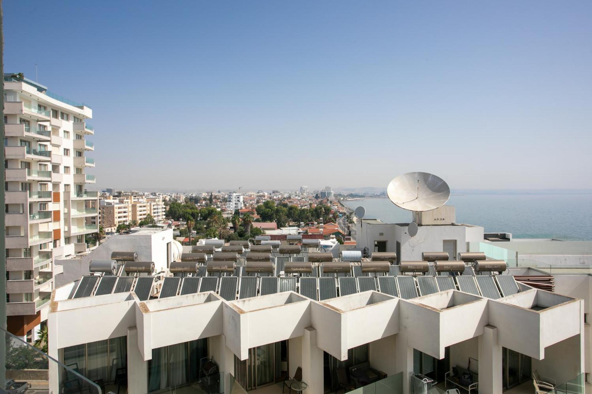 Palmove Luxurious Beachfront Apt Larnaca Bagian luar foto